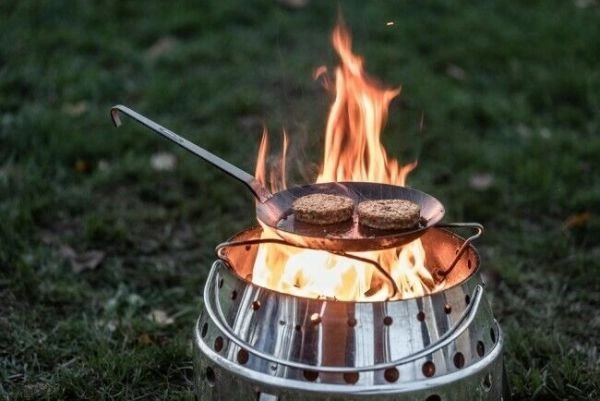 Gratar Atago cu suport de inox si tigaie cu bucati de carne pe suport