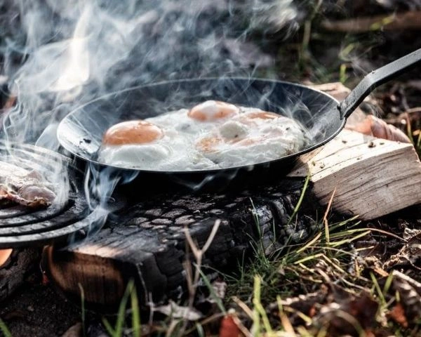 Tigaie din fier forjat cu ochiuri de ou, pe jar